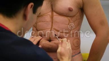 一位整形外科医生为<strong>吸脂</strong>和<strong>脂</strong>肪雕塑的手术画了一个标记。 病人是人，人`美